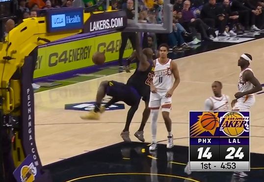 配资门户查询 詹姆斯背靠背出战首节4中4已经爆砍14分 双手炸筐打停太阳